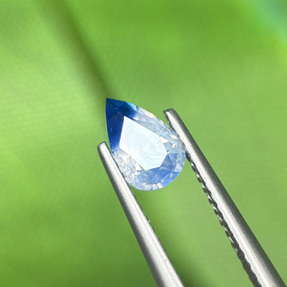 0,94 Natural Blue-White Sapphire Vietnam. Pear Shape. No Treatment Sapphire Luc Yen.