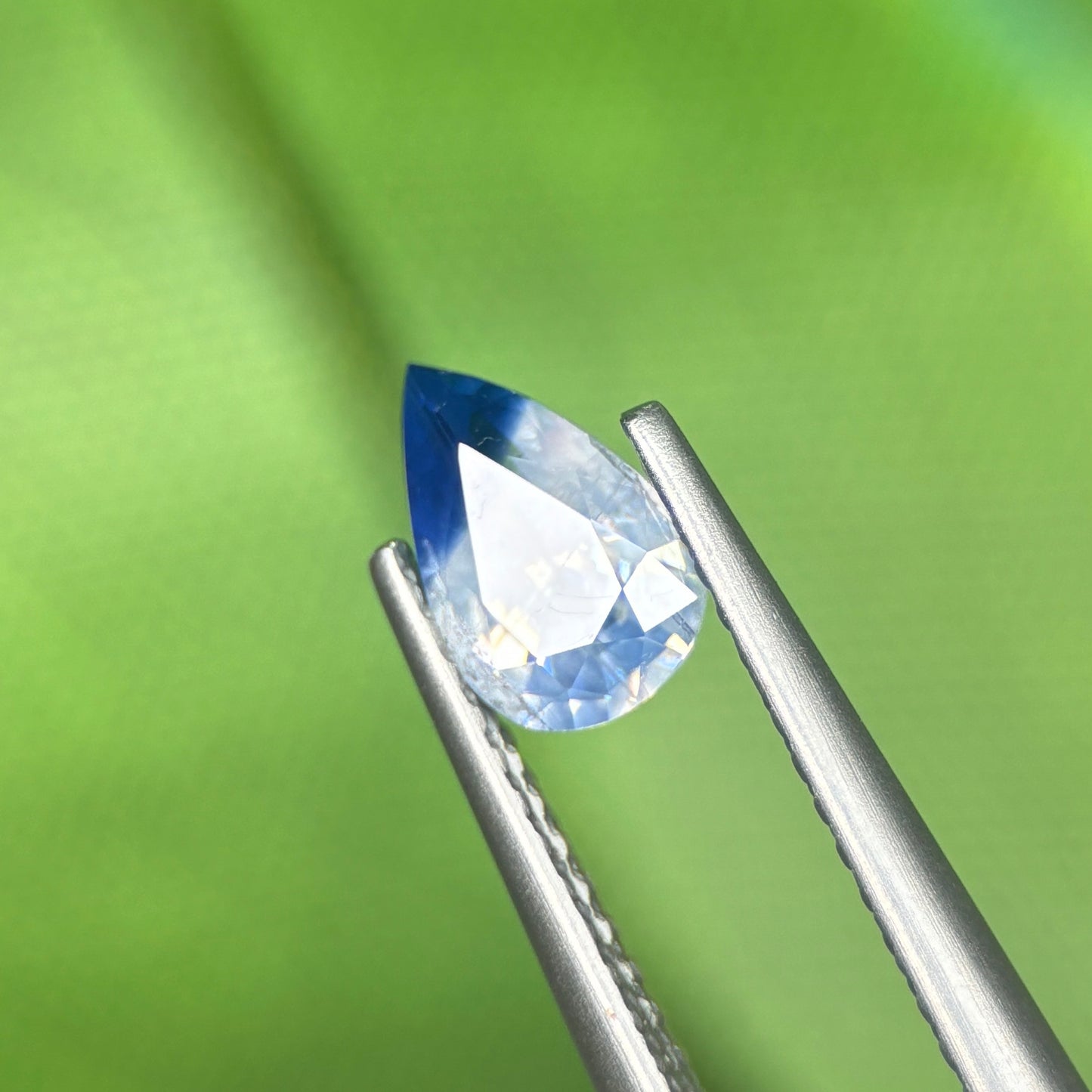 0,94 Natural Blue-White Sapphire Vietnam. Pear Shape. No Treatment Sapphire Luc Yen.