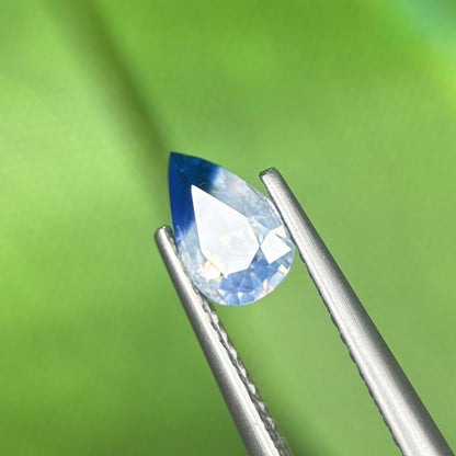 0,94 Natural Blue-White Sapphire Vietnam. Pear Shape. No Treatment Sapphire Luc Yen.