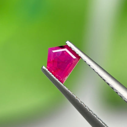 0,59ct Natural Ruby Vietnam. Freeform. No Treatment Ruby Luc Yen.