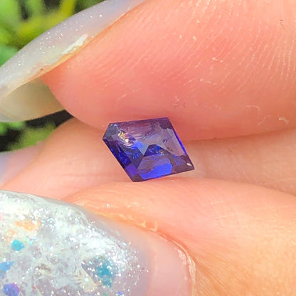 0,68ct Natural Purplish Blue Sapphire Vietnam. Freeform. No Treatment Sapphire Luc Yen.