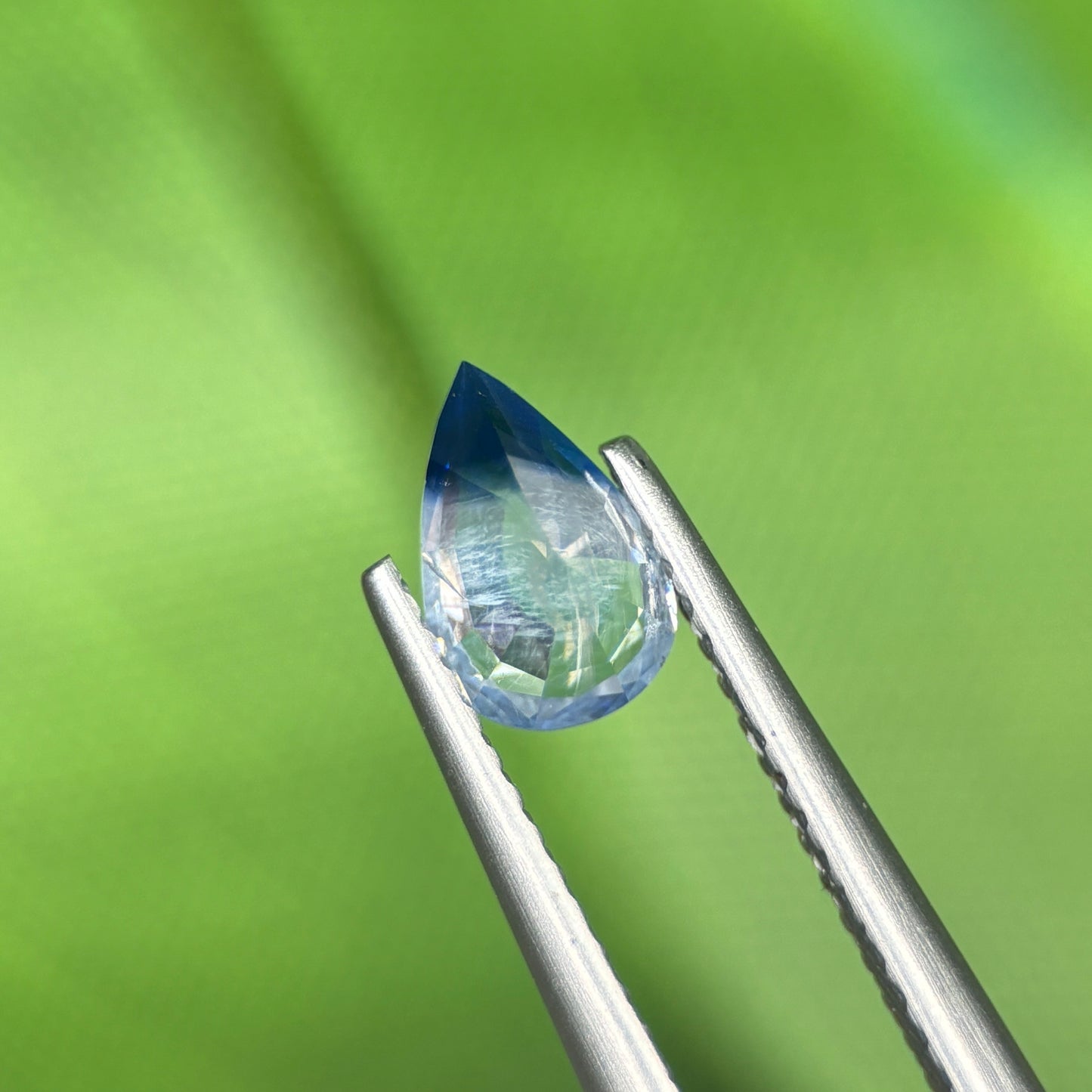0,94 Natural Blue-White Sapphire Vietnam. Pear Shape. No Treatment Sapphire Luc Yen.