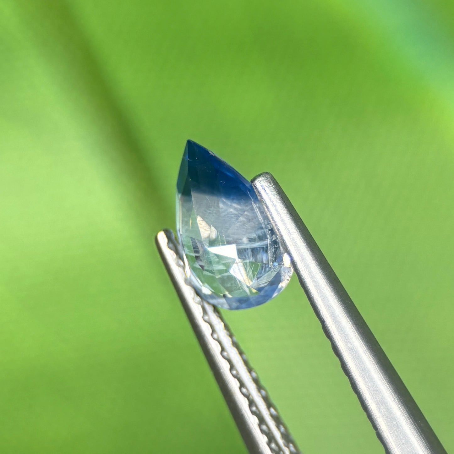 0,94 Natural Blue-White Sapphire Vietnam. Pear Shape. No Treatment Sapphire Luc Yen.