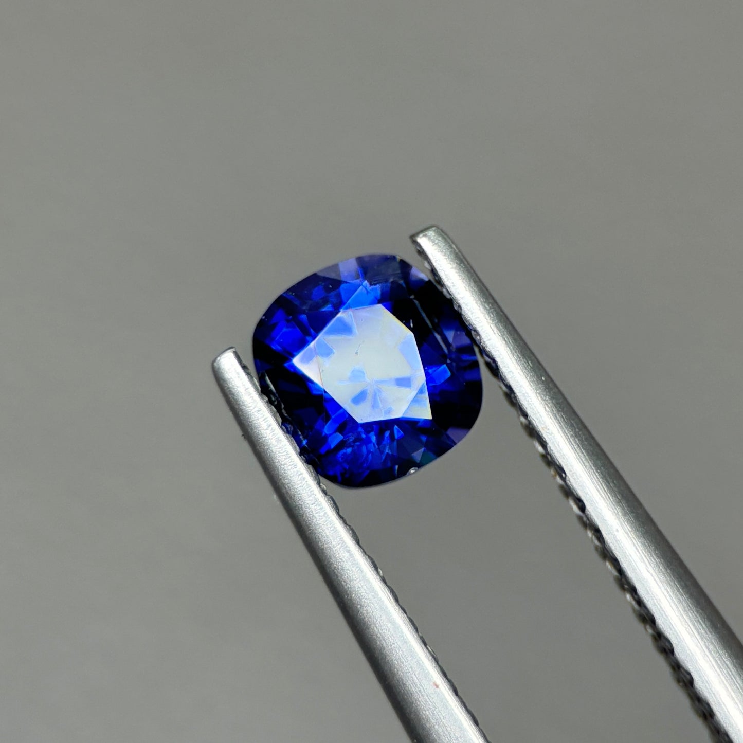 0,86ct Natural Blue Sapphire Vietnam. Cushion Shape. No Treatment Sapphire Luc Yen.