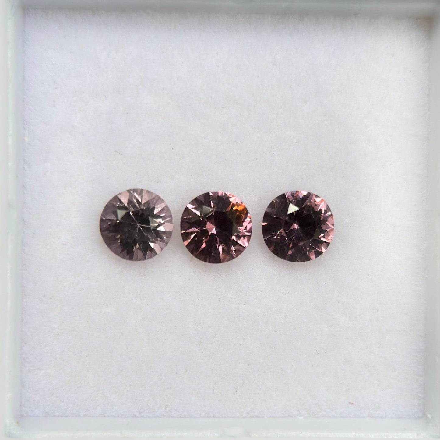0,80ct/3Pcs Natural Brownish Pink Spinel Vietnam. Round Shape.