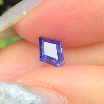 0,68ct Natural Purplish Blue Sapphire Vietnam. Freeform. No Treatment Sapphire Luc Yen.
