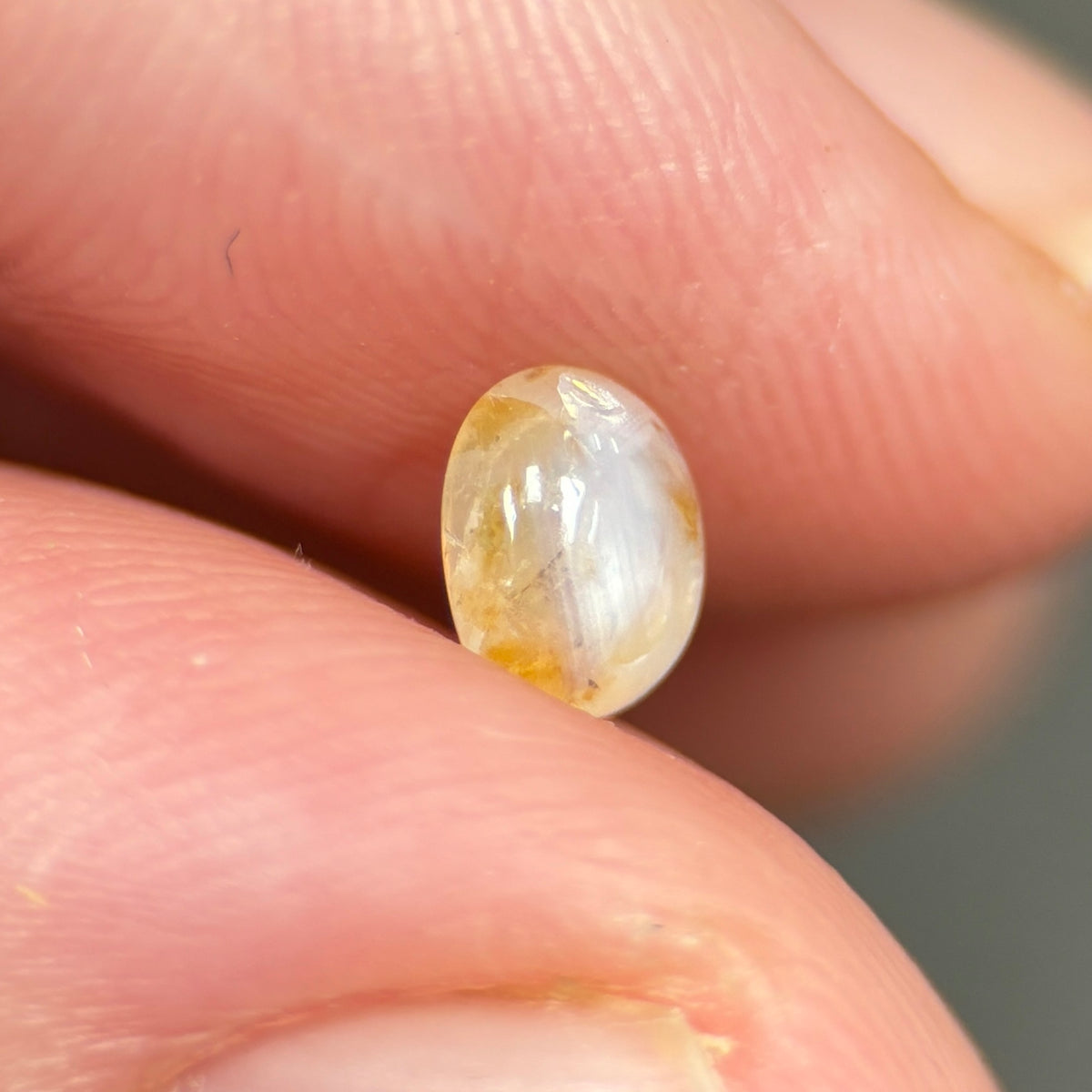 0,75ct Natural Yellowish White Cacbochon Sapphire Viet Nam. No Treatment Sapphire Luc Yen.