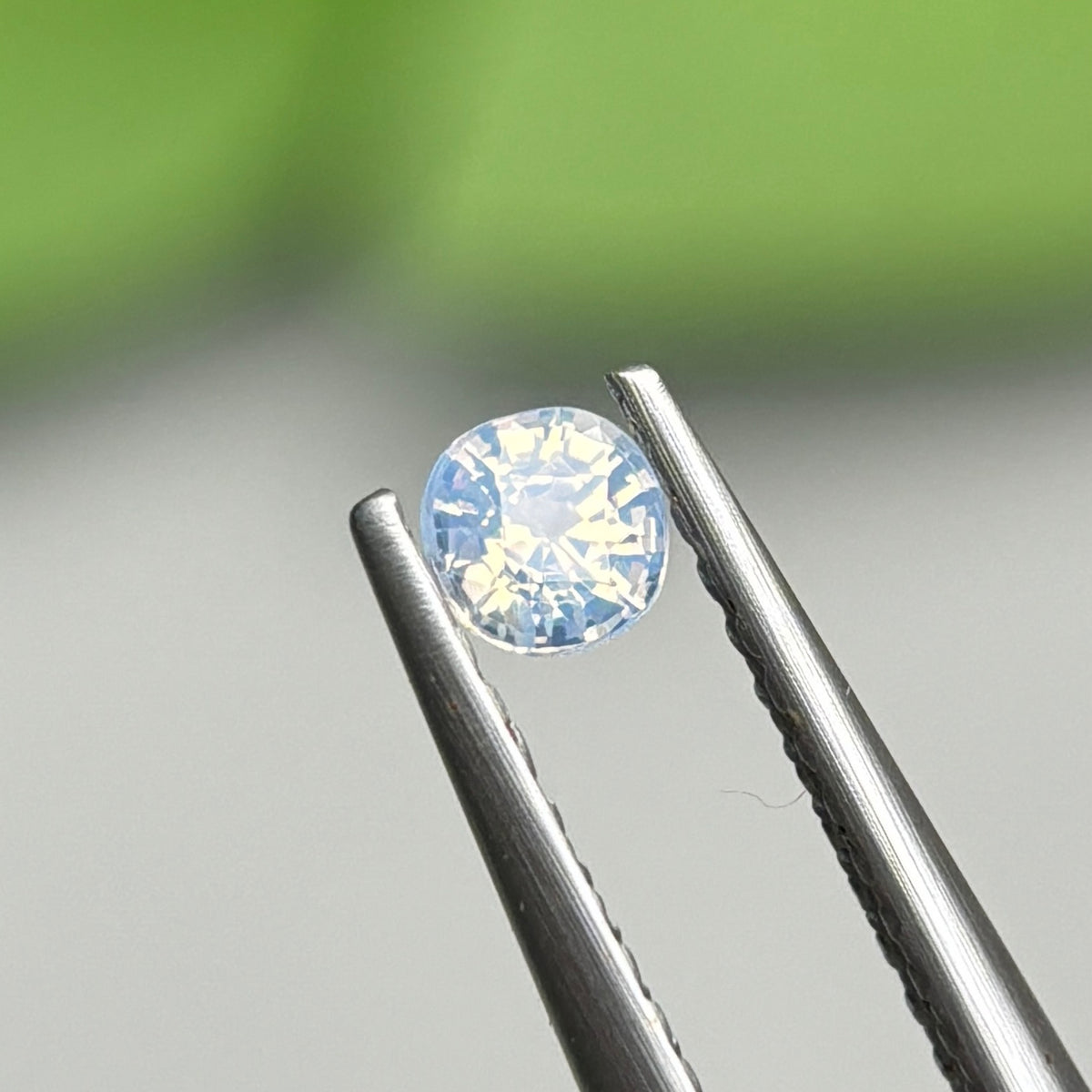 0,2ct Natural White Milky Sapphire Vietnam. Round shape. No Treatment Milky Sapphire Luc Yen.