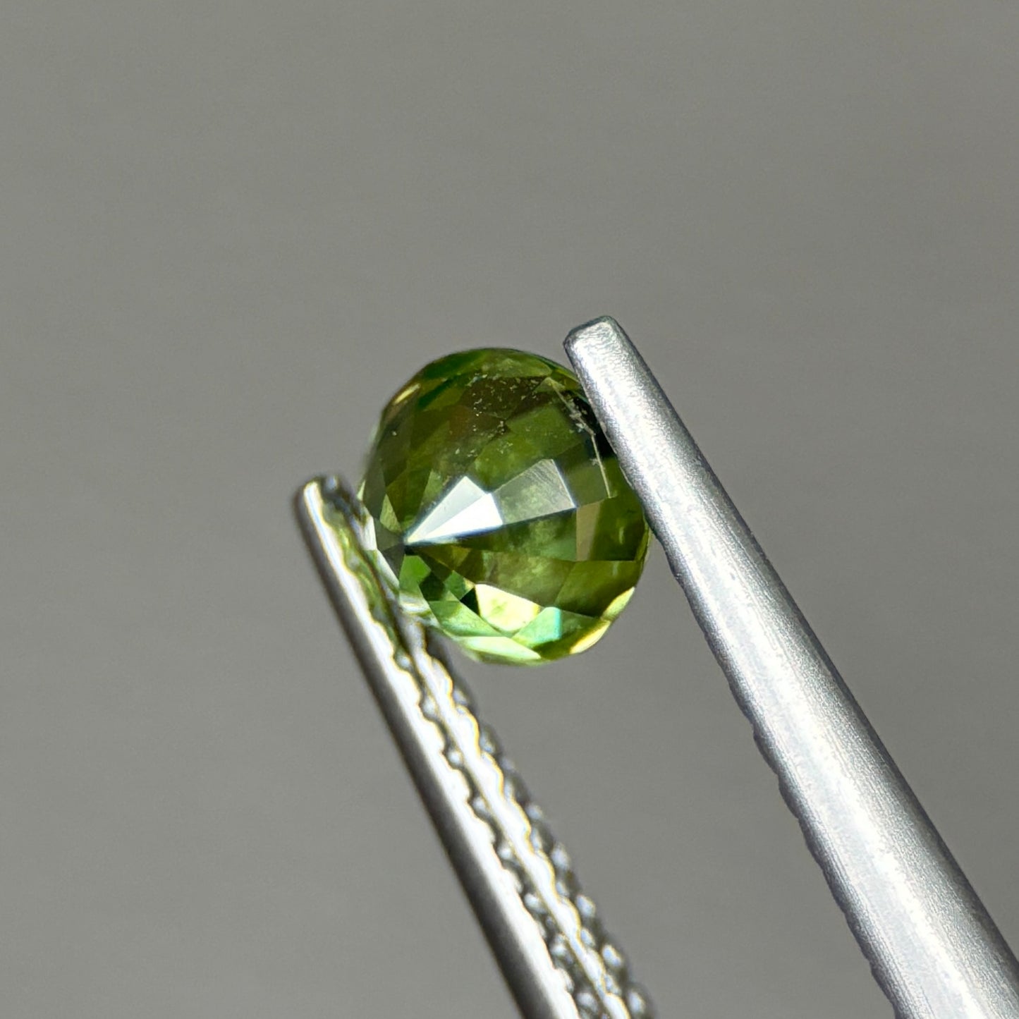 0,81ct Natural Green Sapphire Vietnam. Round Shape. No Treatment Sapphire Phan Thiet.