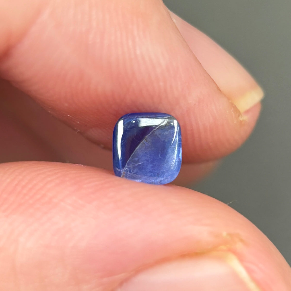 0,73ct Natural Blue Cacbochon Sapphire Viet Nam. No Treatment Sapphire Luc Yen.