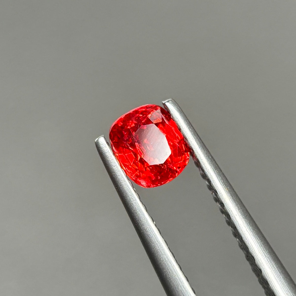 0,63ct Natural Red Spinel Viet Nam. Cushion Shape. No Treatment Spinel Luc Yen.