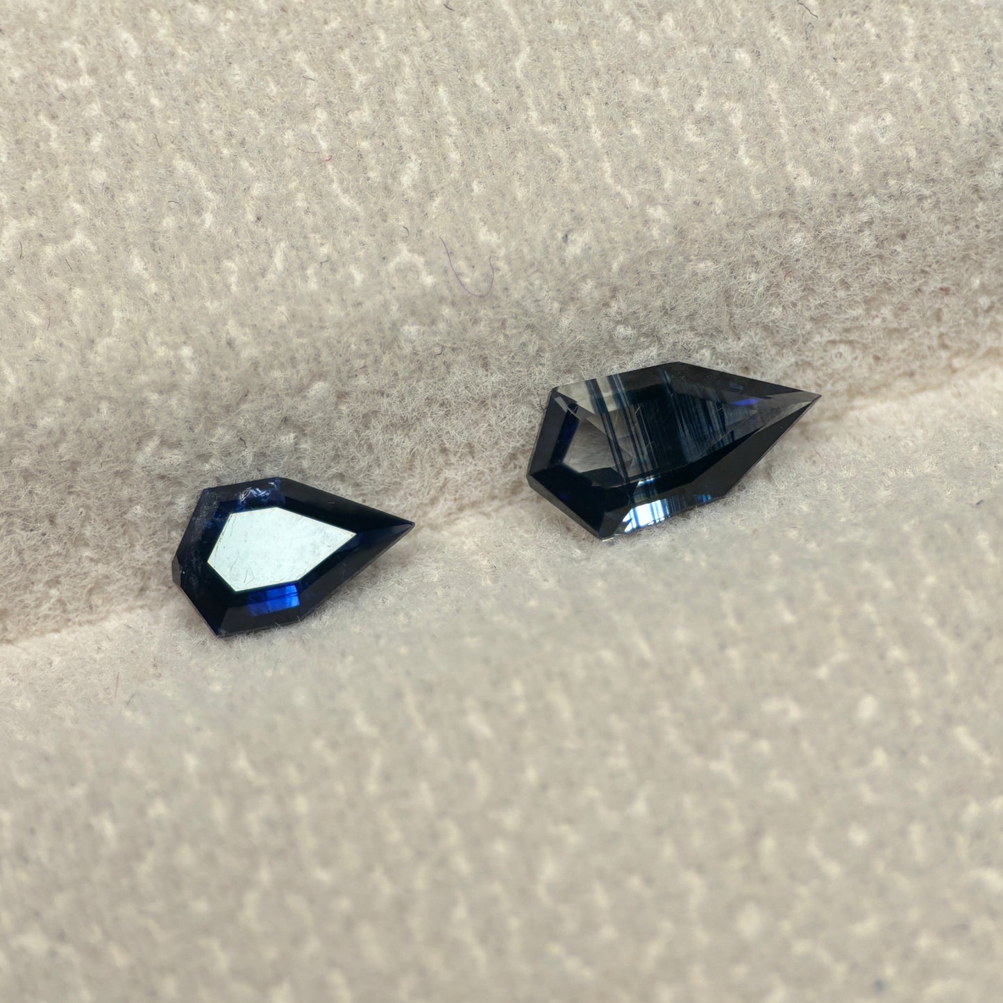 1,26ct/2Pcs Natural Blue & Dak Green Milky Sapphire Vietnam. Freeform. No Treatment Milky Sapphire Luc Yen.