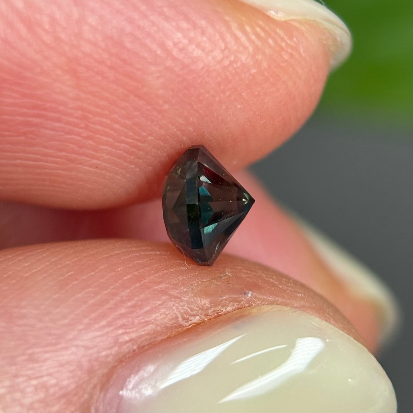 0,77ct Natural Dak Green Sapphire Vietnam. Round Shape. No Treatment Sapphire Luc Yen.