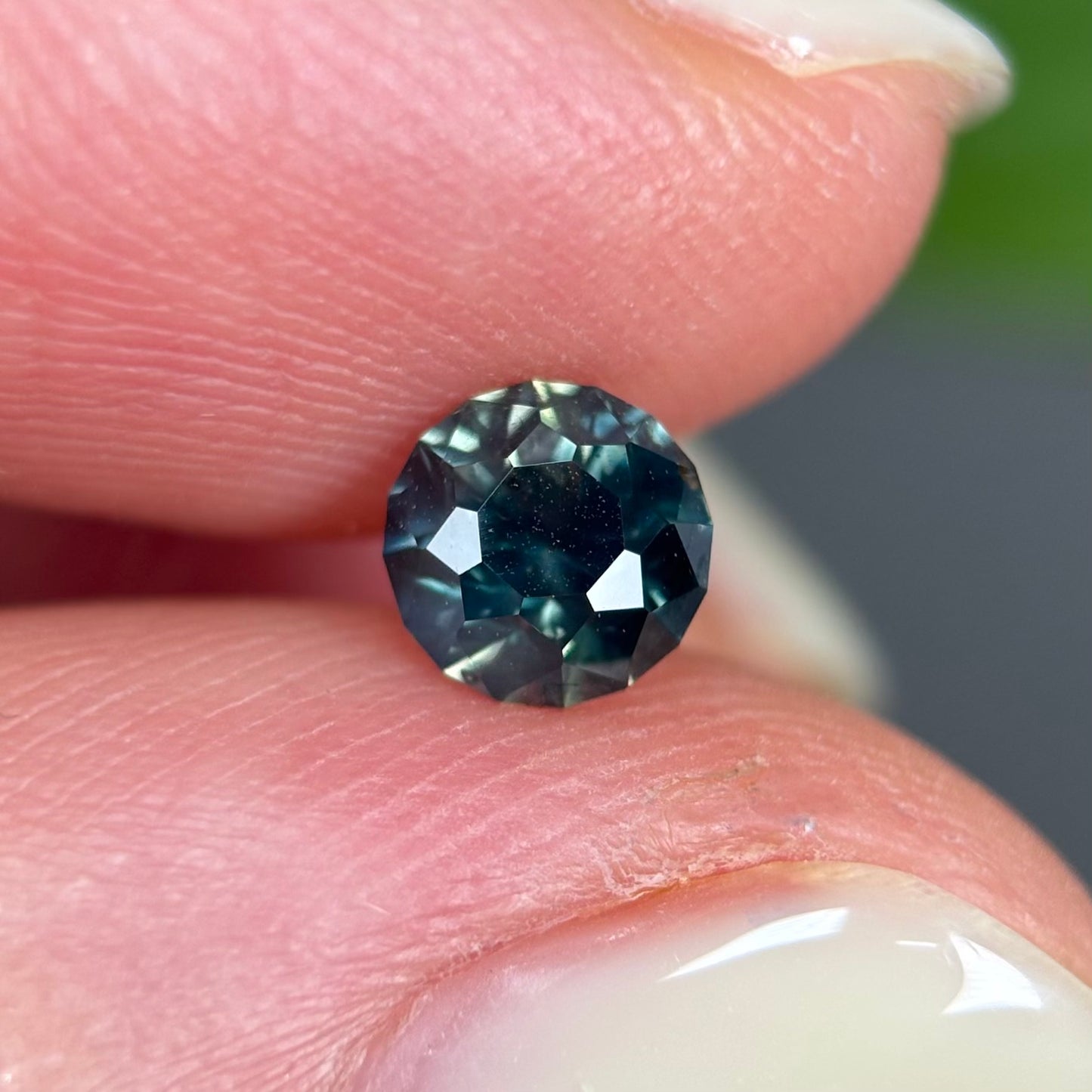 0,77ct Natural Dak Green Sapphire Vietnam. Round Shape. No Treatment Sapphire Luc Yen.