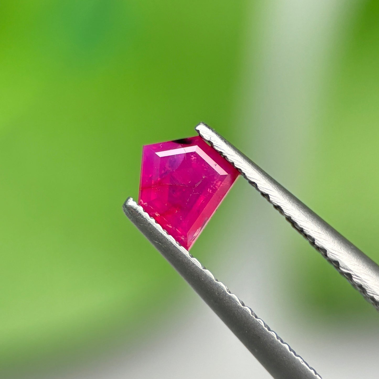 0,59ct Natural Ruby Vietnam. Freeform. No Treatment Ruby Luc Yen.