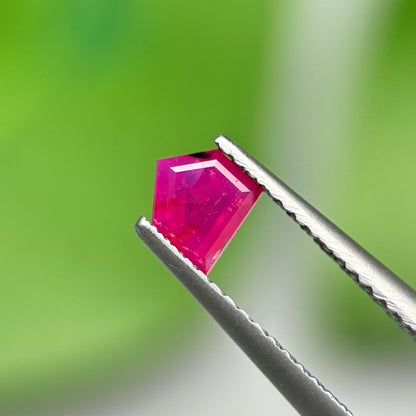 0,59ct Natural Ruby Vietnam. Freeform. No Treatment Ruby Luc Yen.