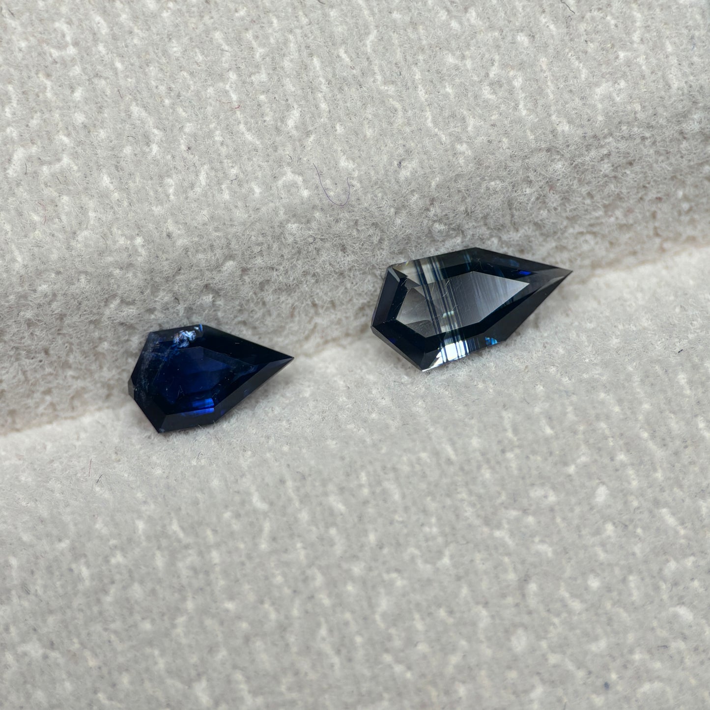 1,26ct/2Pcs Natural Blue & Dak Green Milky Sapphire Vietnam. Freeform. No Treatment Milky Sapphire Luc Yen.