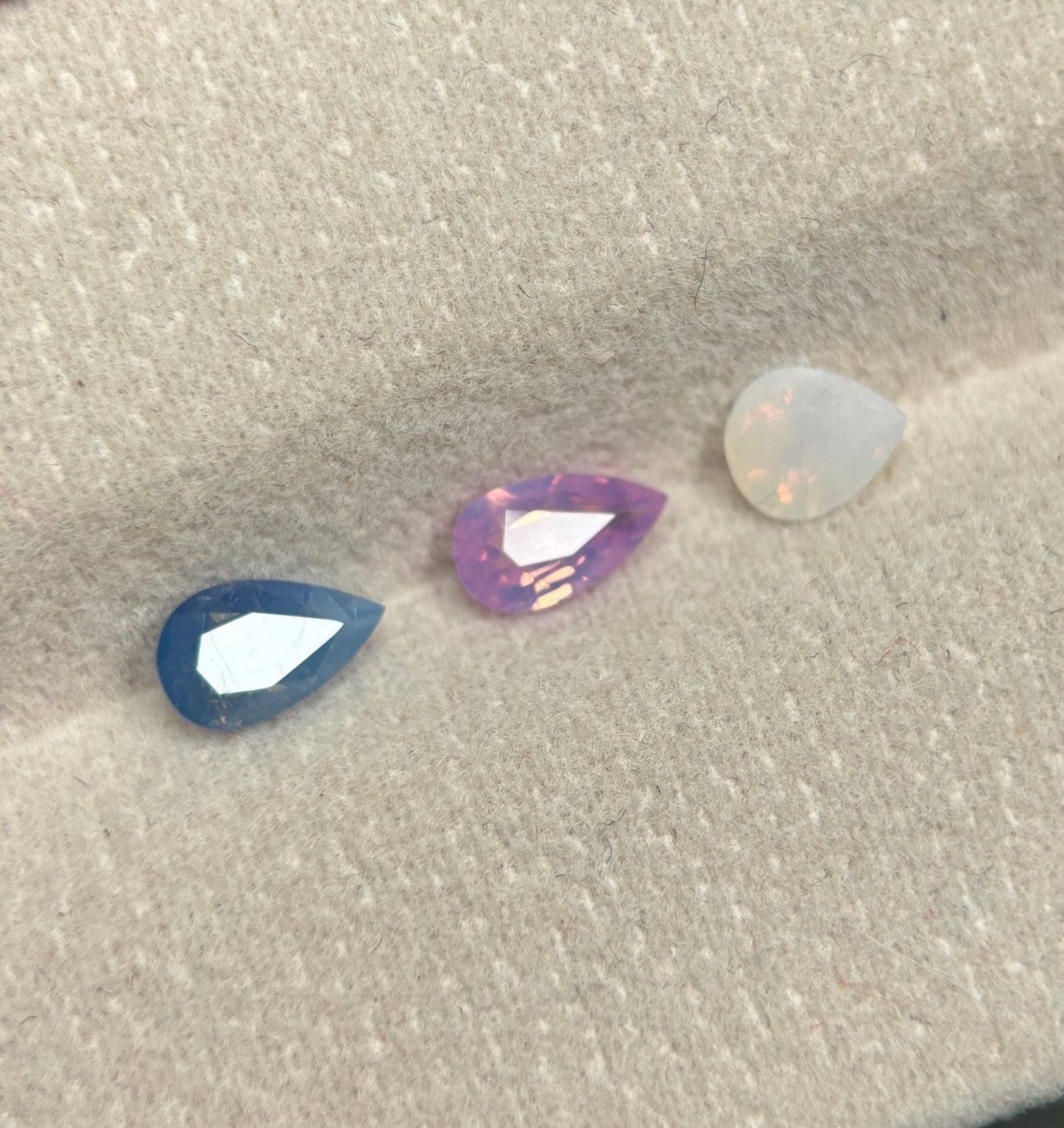 1,34ct Natural Pink-White-Blue Milky Sapphire Vietnam. Pear Shape. No Treatment Milky Sapphire Luc Yen.