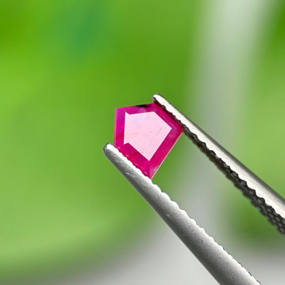 0,59ct Natural Ruby Vietnam. Freeform. No Treatment Ruby Luc Yen.