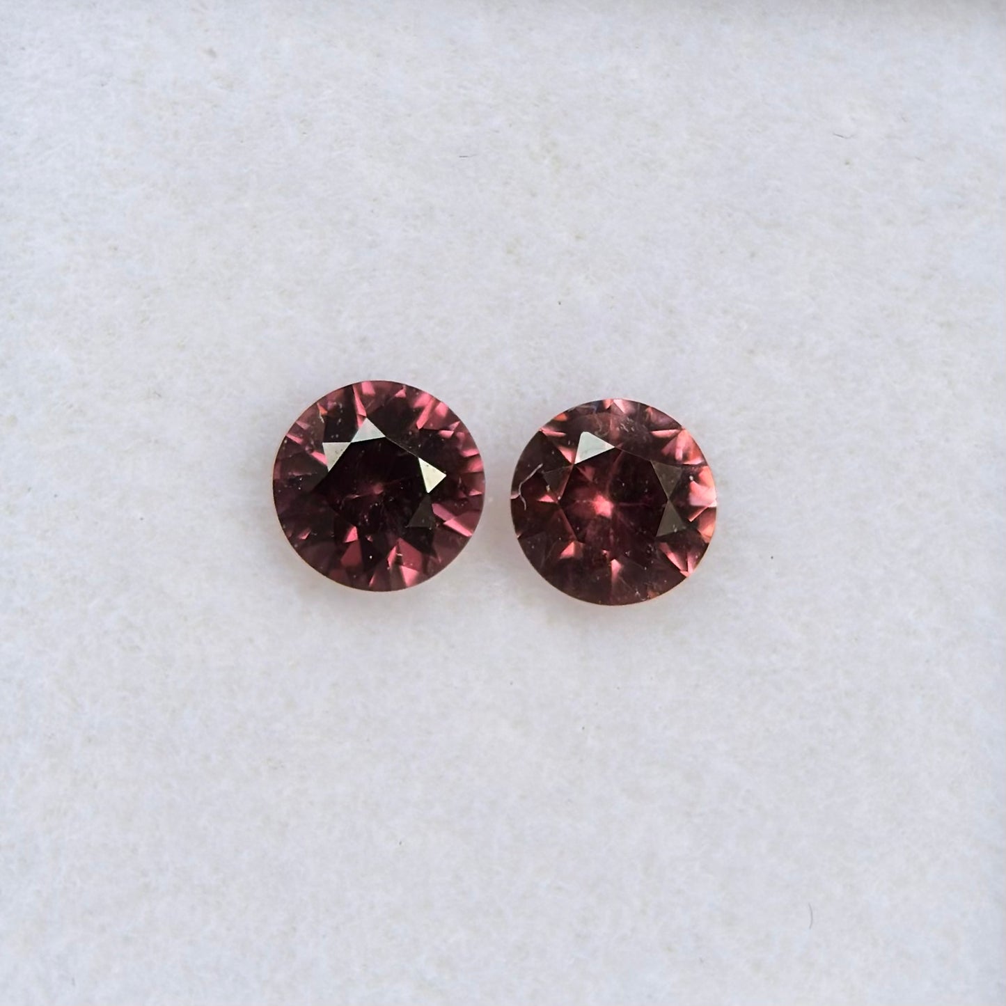 0,52 ct/ 2Pcs Natural Brownish Pink Spinel Vietnam. Round Shape.