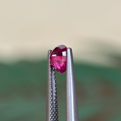 0.91 ct Natural Ruby Viet Nam. Oval Shape. No treatment.