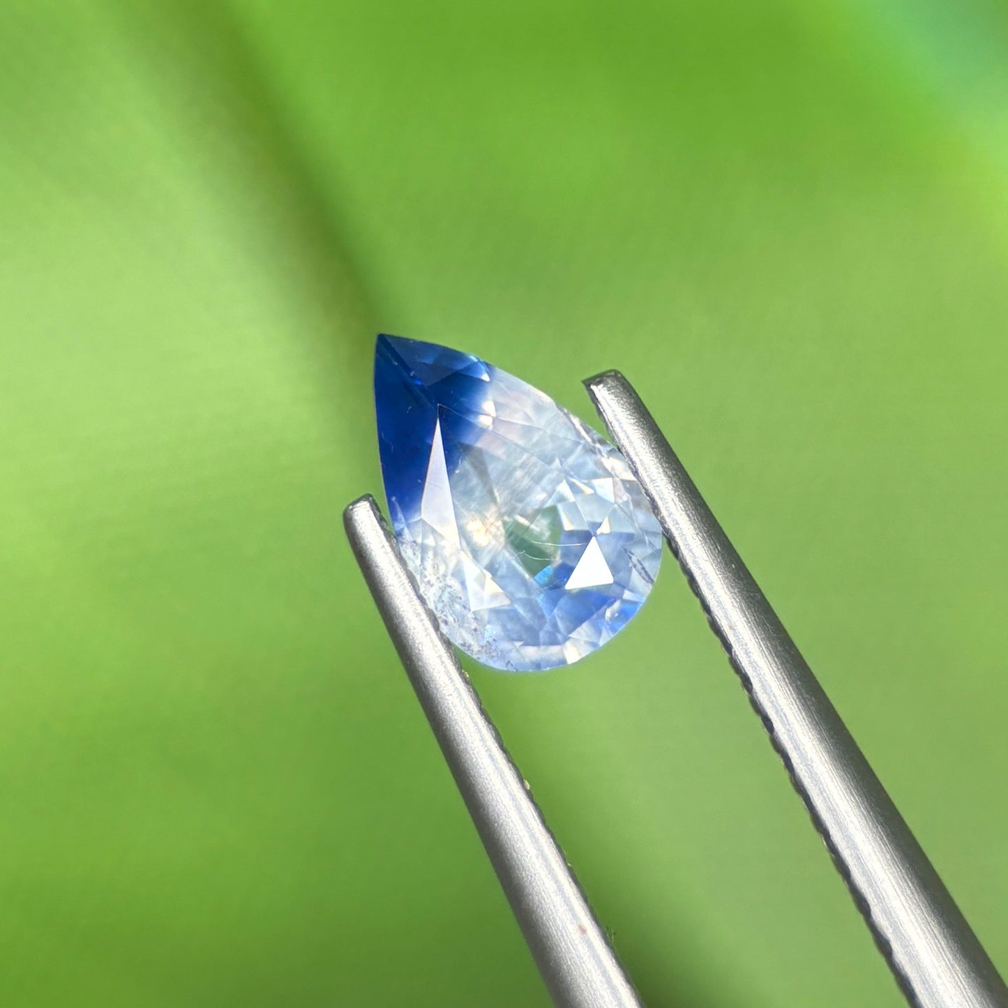 0,94 Natural Blue-White Sapphire Vietnam. Pear Shape. No Treatment Sapphire Luc Yen.