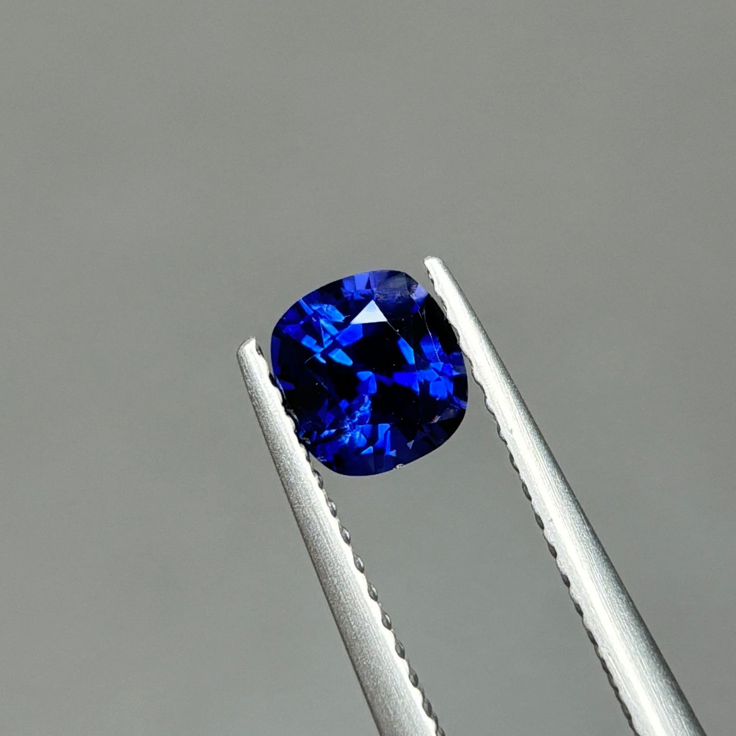 0,86ct Natural Blue Sapphire Vietnam. Cushion Shape. No Treatment Sapphire Luc Yen.