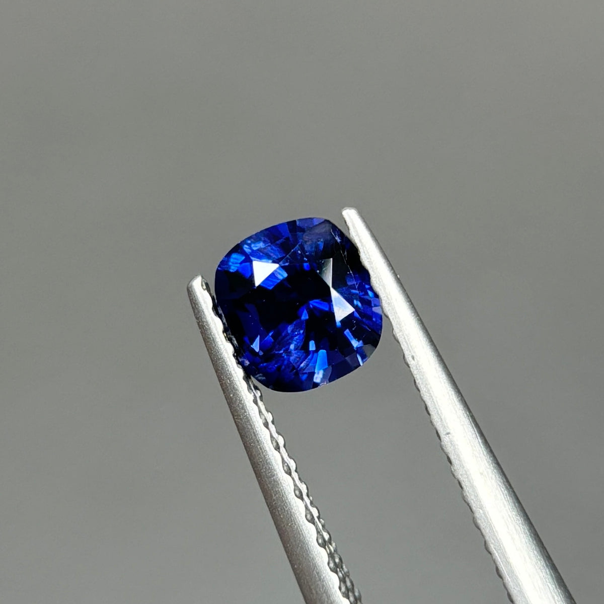 0,86ct Natural Blue Sapphire Vietnam. Cushion Shape. No Treatment Sapphire Luc Yen.