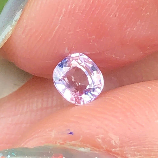 0,39ct Natural Bluish Pink Sapphire Vietnam. Cushion Shape. No Treatment Sapphire Luc Yen.