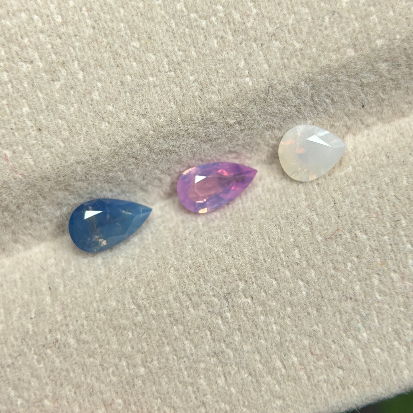 1,34ct Natural Pink-White-Blue Milky Sapphire Vietnam. Pear Shape. No Treatment Milky Sapphire Luc Yen.