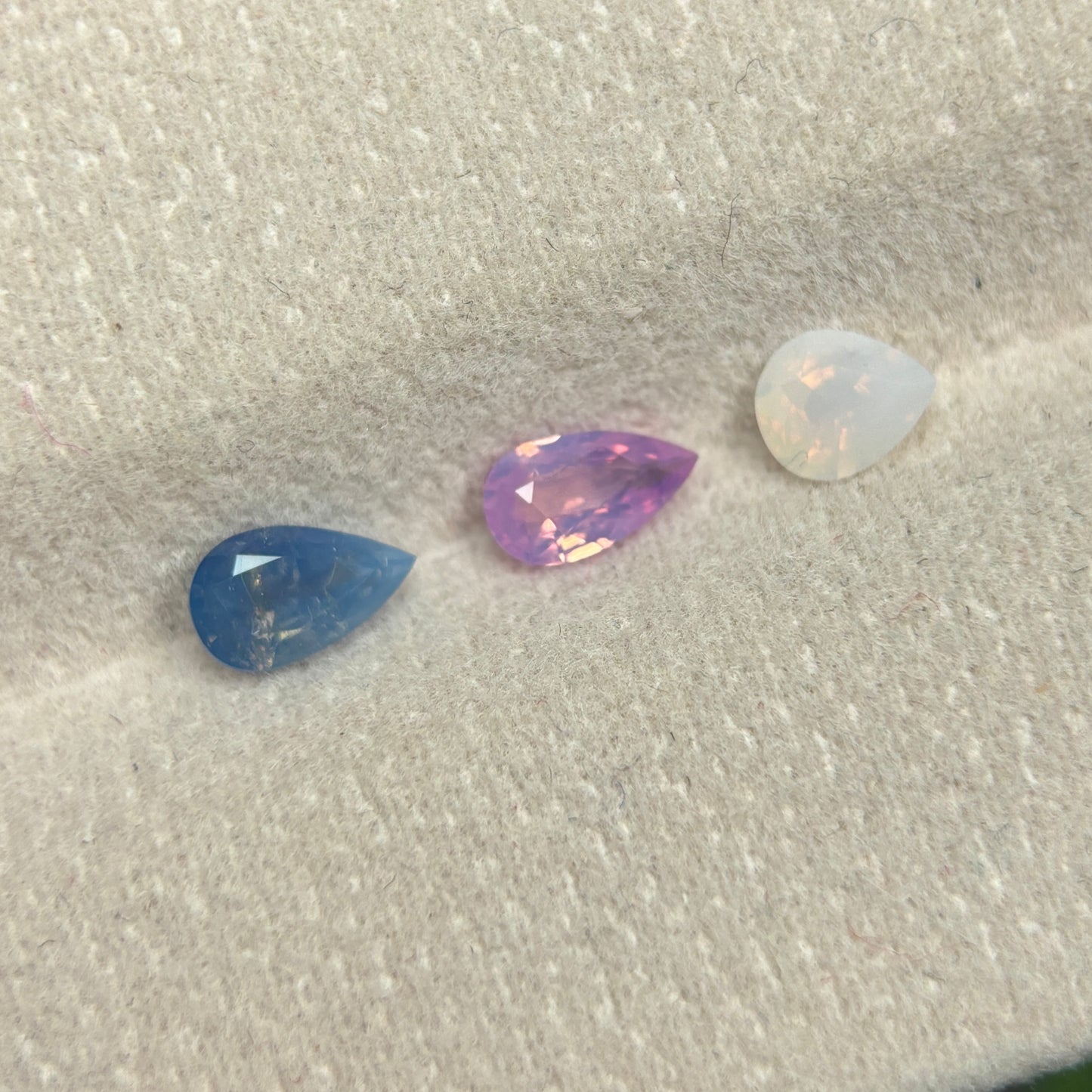 1,34ct Natural Pink-White-Blue Milky Sapphire Vietnam. Pear Shape. No Treatment Milky Sapphire Luc Yen.
