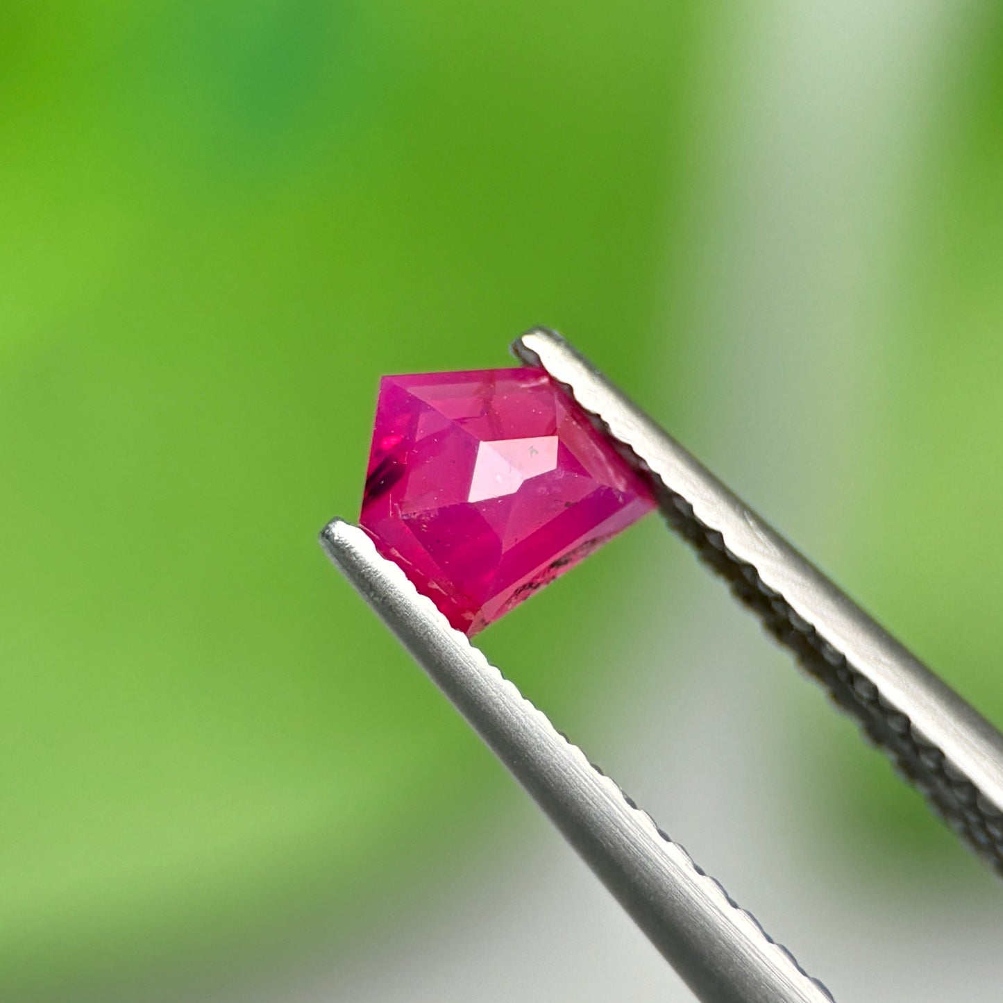 0,59ct Natural Ruby Vietnam. Freeform. No Treatment Ruby Luc Yen.