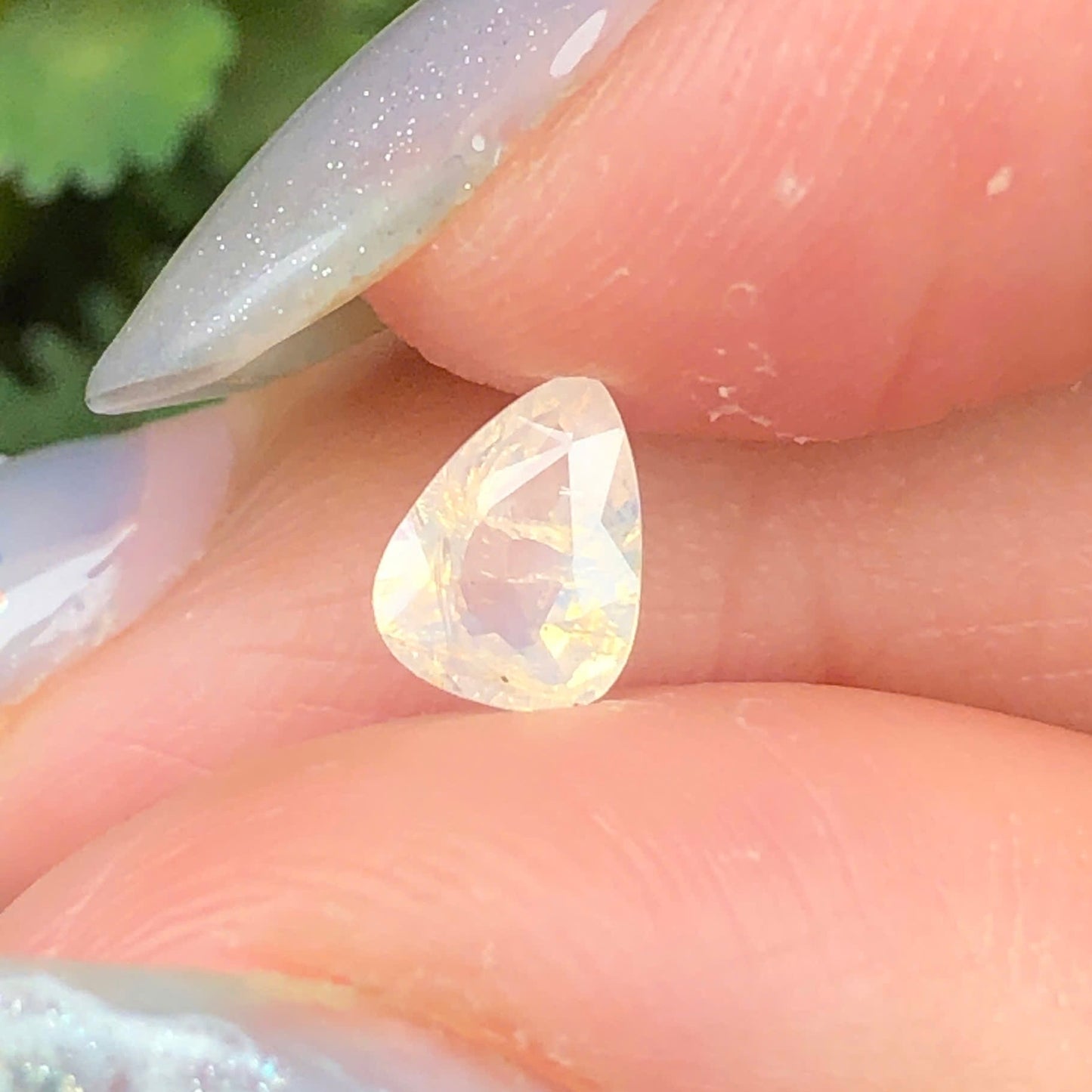 0,64ct Natural White Sapphire Vietnam. Trilliant Shape. No Treatment Sapphire Luc Yen.