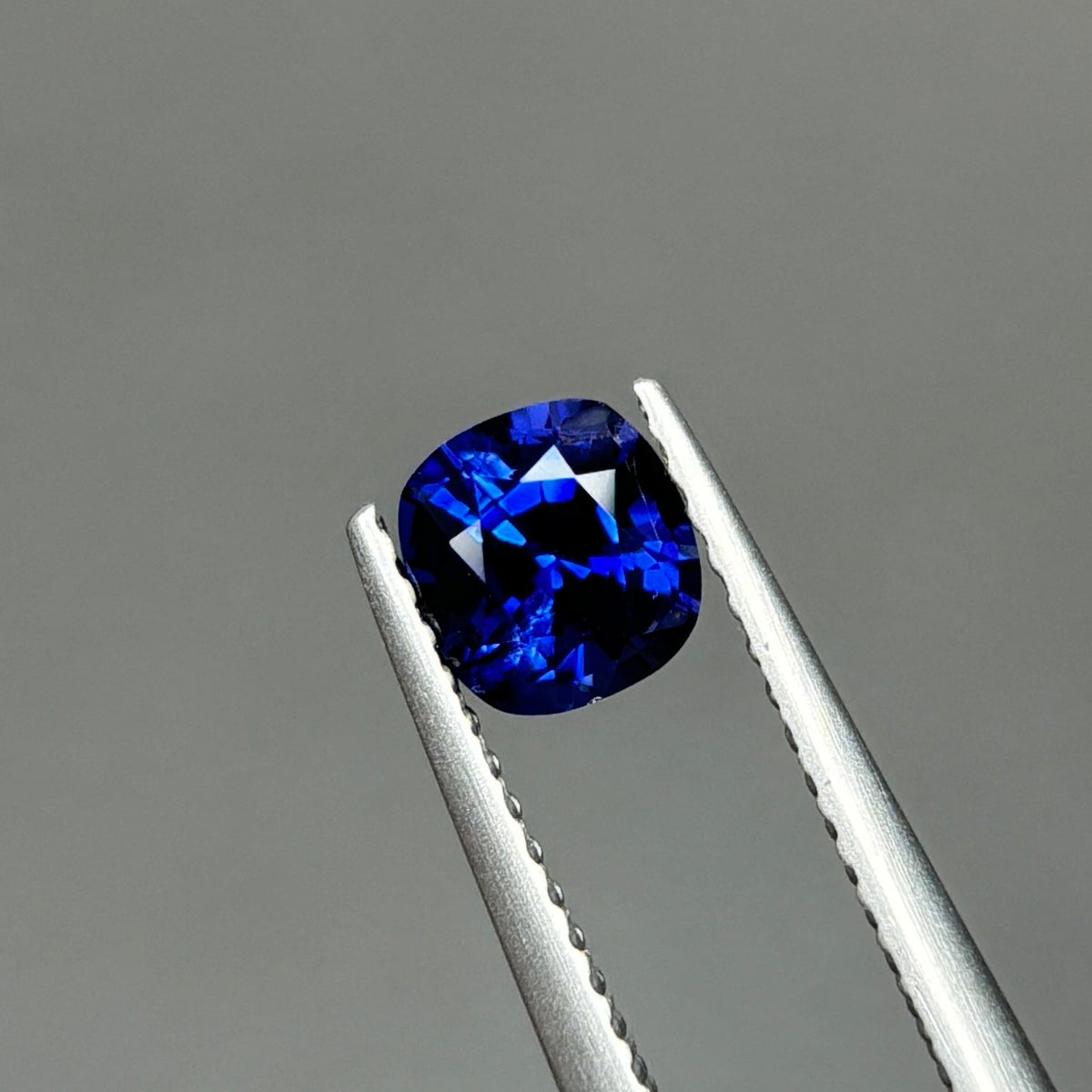0,86ct Natural Blue Sapphire Vietnam. Cushion Shape. No Treatment Sapphire Luc Yen.