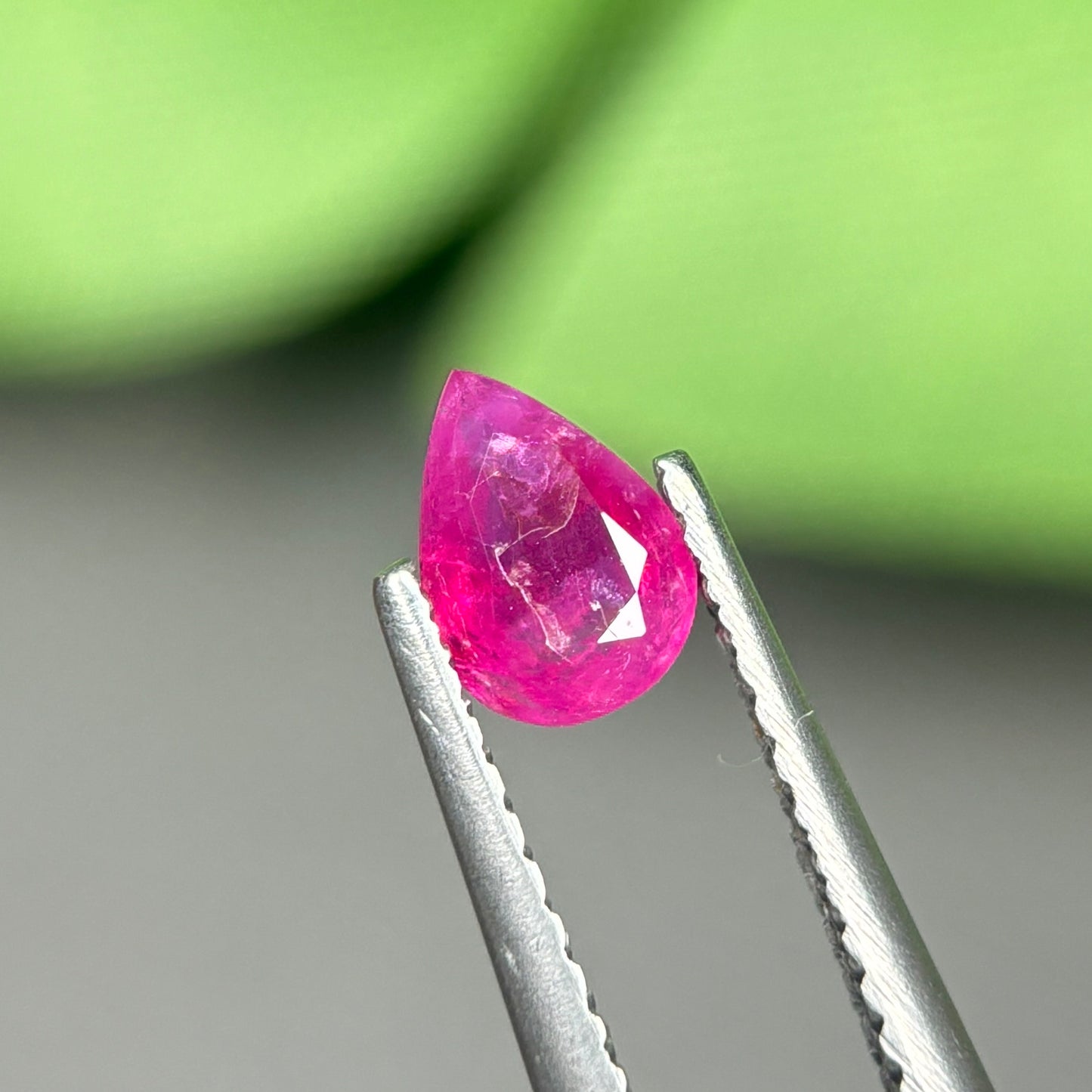 0,48ct Natural Ruby Viet Nam. Pear Shape. No Treatment Ruby Luc Yen.
