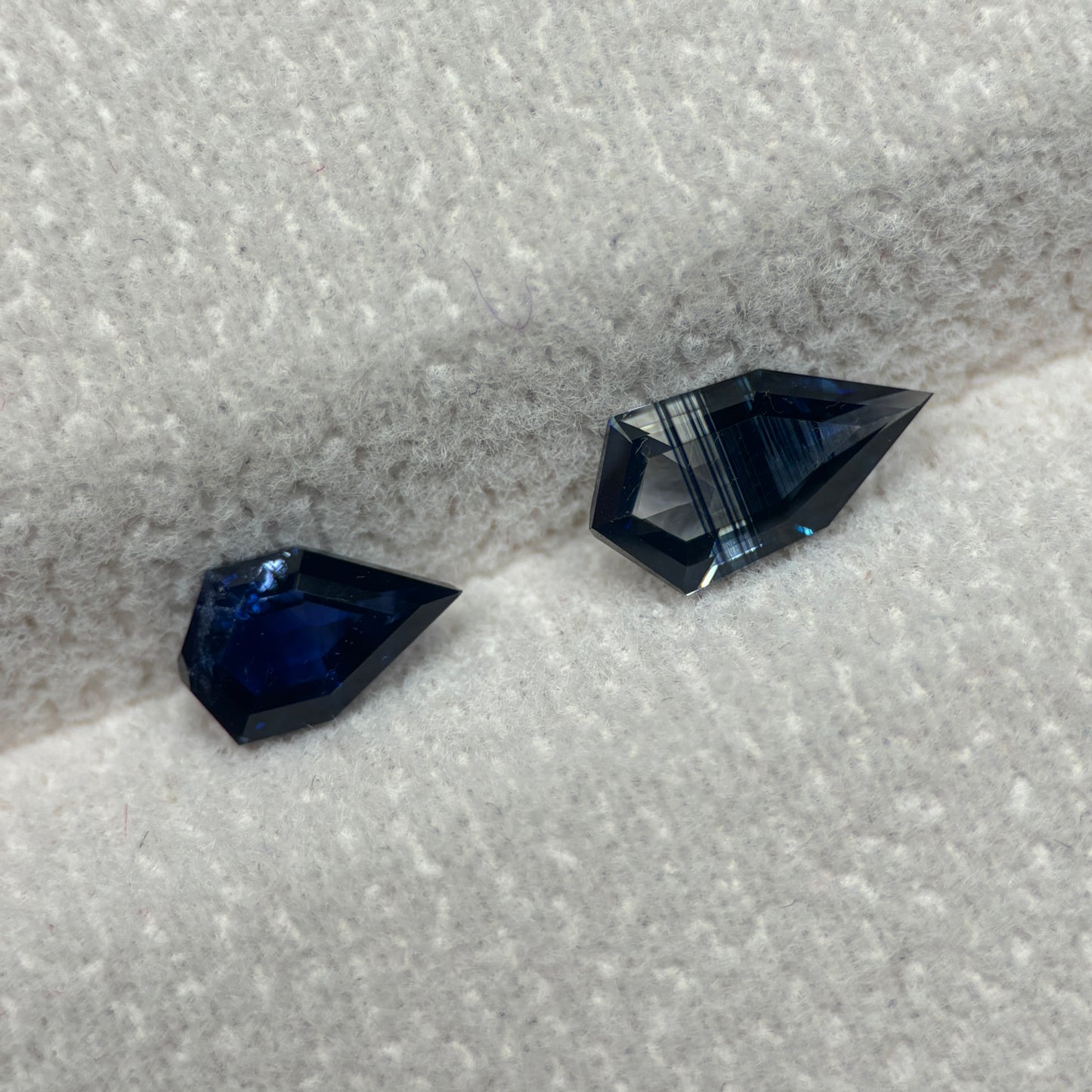 1,26ct/2Pcs Natural Blue & Dak Green Milky Sapphire Vietnam. Freeform. No Treatment Milky Sapphire Luc Yen.