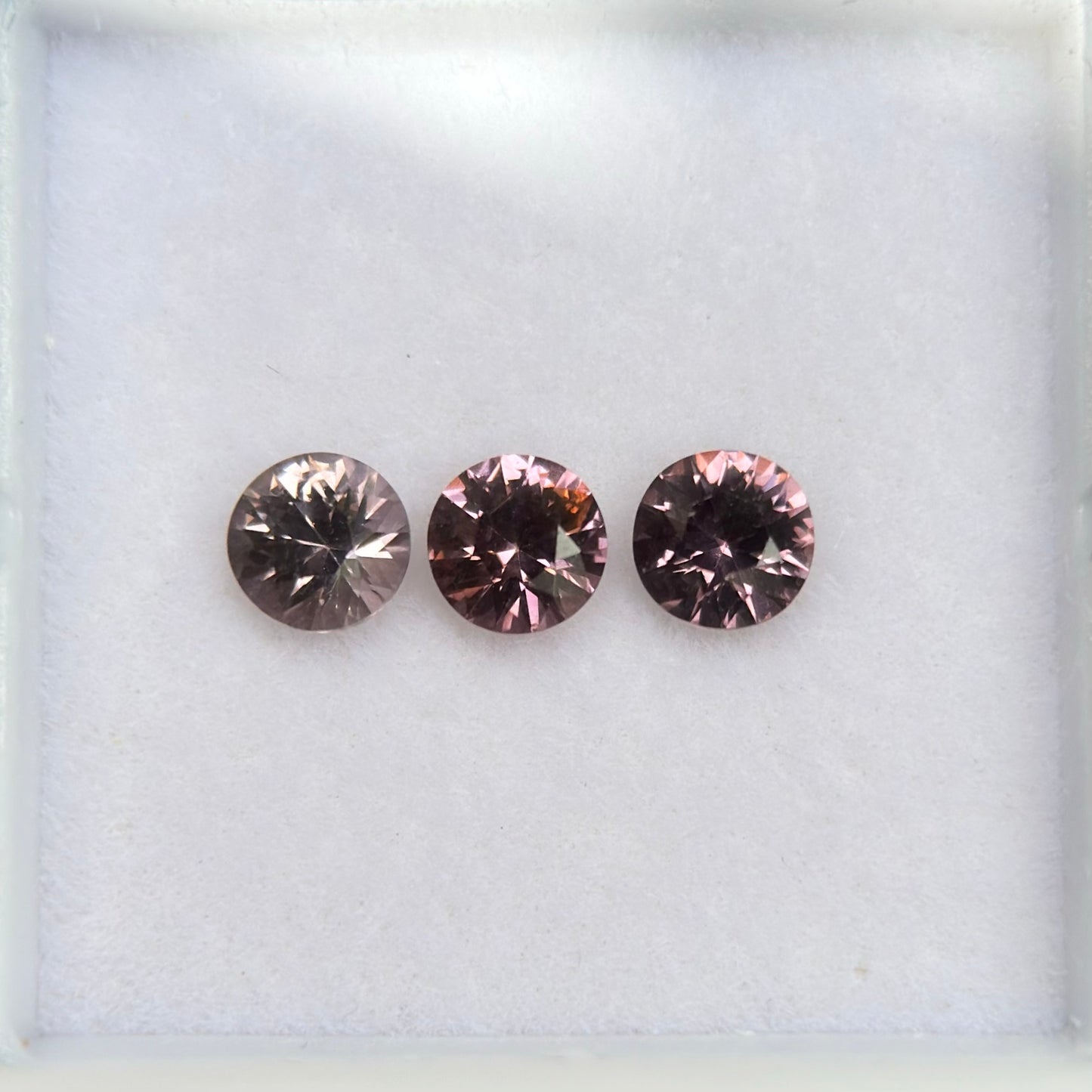 0,80ct/3Pcs Natural Brownish Pink Spinel Vietnam. Round Shape.