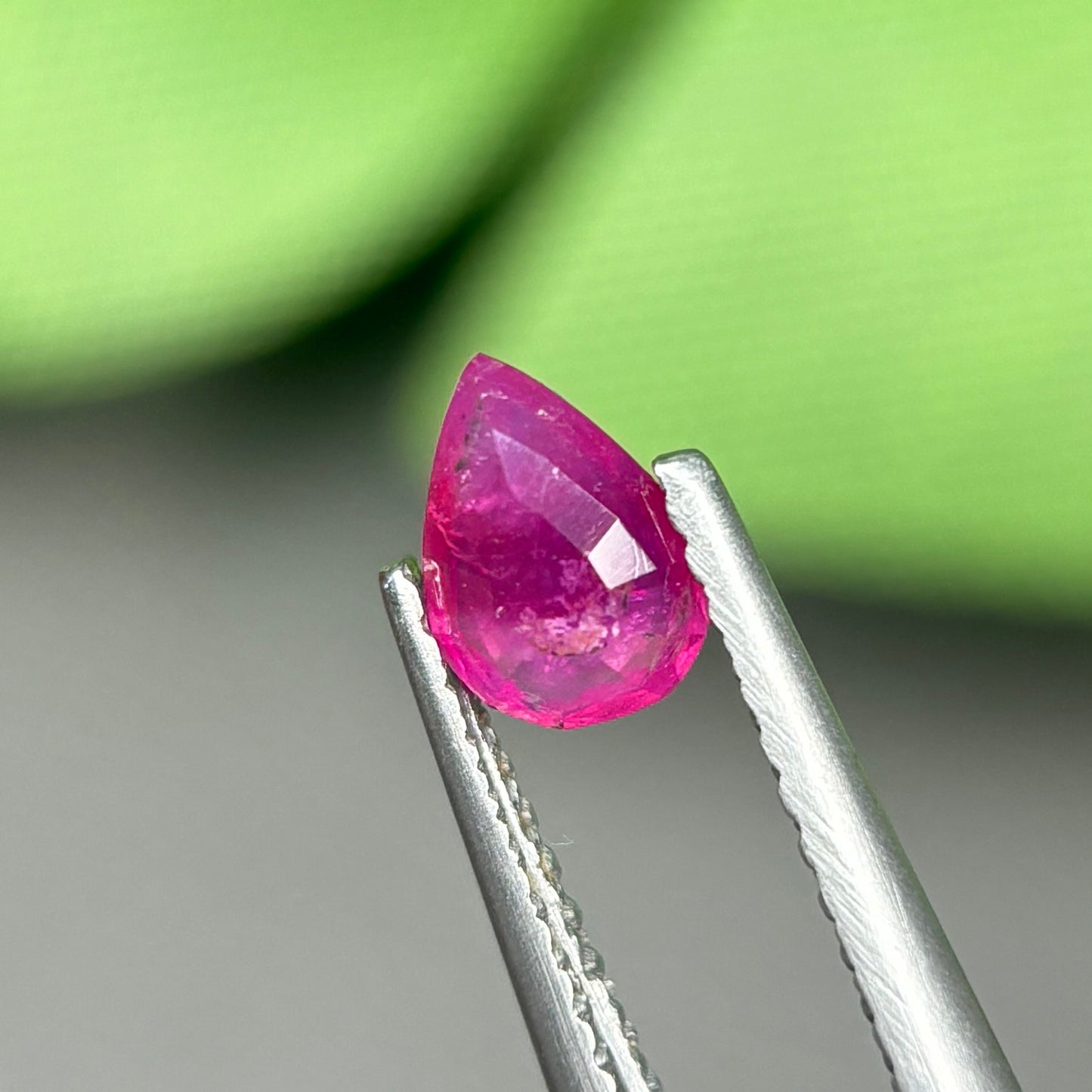 0,48ct Natural Ruby Viet Nam. Pear Shape. No Treatment Ruby Luc Yen.