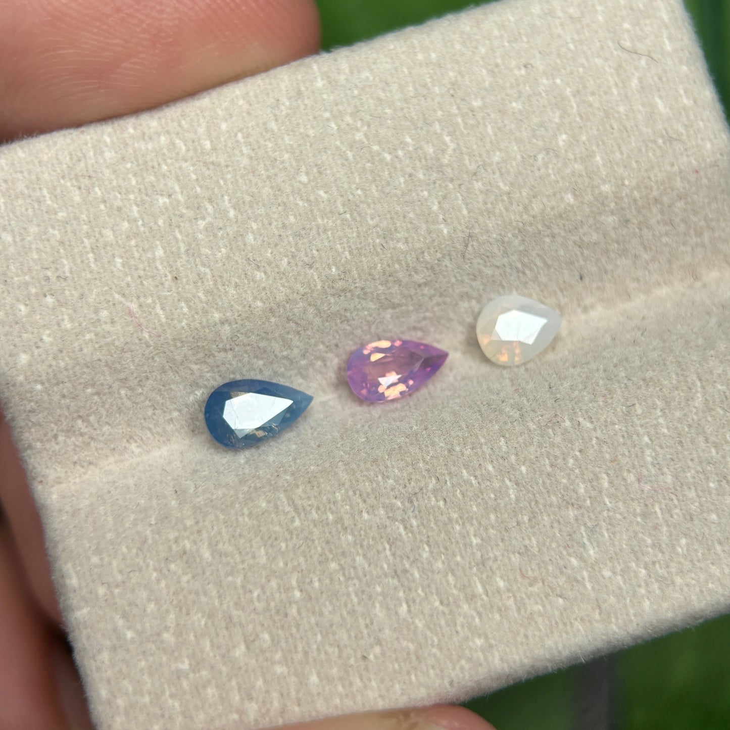 1,34ct Natural Pink-White-Blue Milky Sapphire Vietnam. Pear Shape. No Treatment Milky Sapphire Luc Yen.