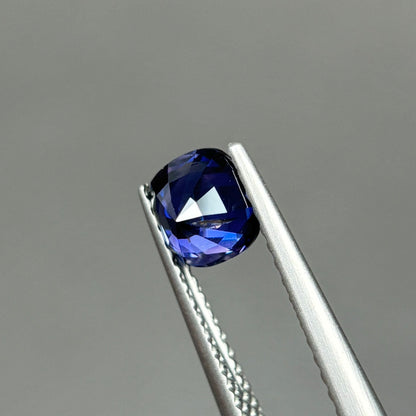 0,86ct Natural Blue Sapphire Vietnam. Cushion Shape. No Treatment Sapphire Luc Yen.
