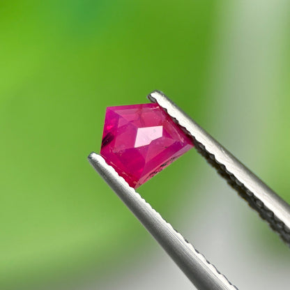 0,59ct Natural Ruby Vietnam. Freeform. No Treatment Ruby Luc Yen.